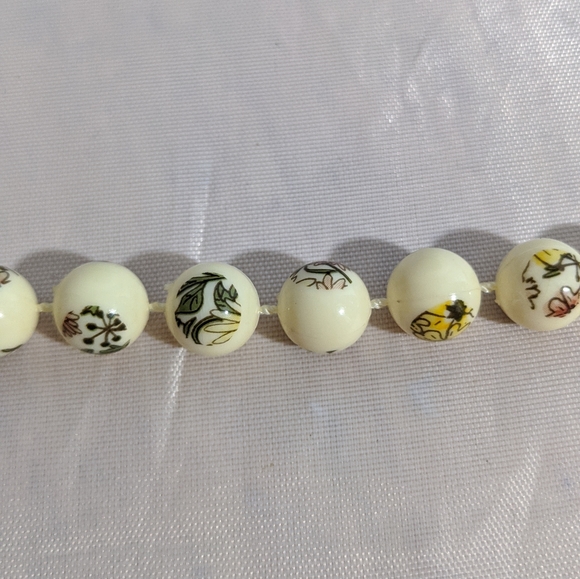 Vintage Mid Century Off White Flower Bead Necklace - Picture 2 of 3